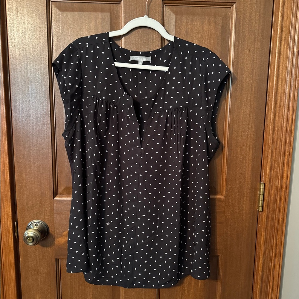 EUC Daniel Rainn Black and White Cap Sleeve Blouse